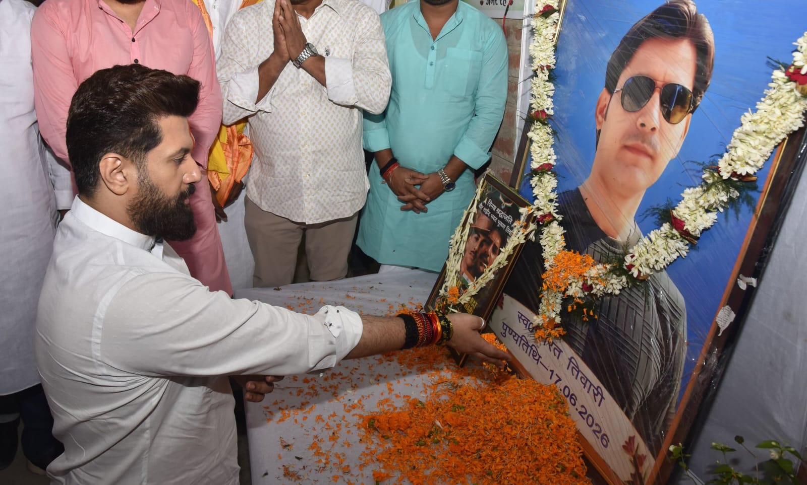 भरत तिवारी के घर पहुंचे चिराग पासवान, परिजनों को न्याय दिलाने का दिया भरोसा